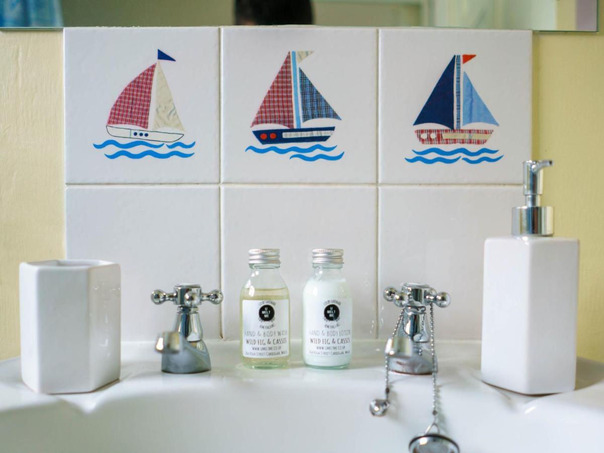 Pass The Keys Modern 2 Bed Flat Overlooking Aberaeron Harbour Bagian luar foto
